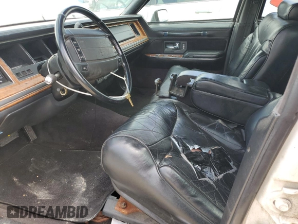 1994 Lincoln Town Car Signature z VIN 1LNLM82W7RY781174, wystawiony jako Copart lot #69642754 z przebiegiem 149 185 mil mil oraz Szkoda całkowita • Salvage title. Historia ofert i sprzedaży dostępna na DreamBid. Obrazek 7.