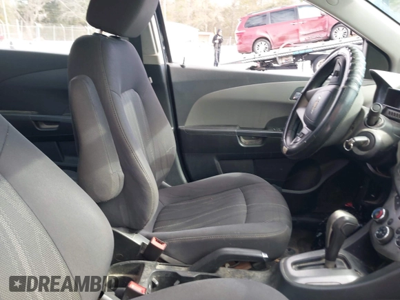 2015 Chevrolet Sonic LT z VIN 1G1JC5SB8F4151492, wystawiony jako IAAI lot #41398645 z przebiegiem 178 575 mil mil oraz . Historia ofert i sprzedaży dostępna na DreamBid. Obrazek 5.