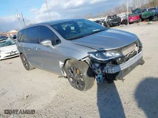 2019 Chrysler Pacifica Touring Plus with VIN 2C4RC1FG0KR686378, listed as a IAAI auction lot 41629495 with 88,262 mi miles. Bid and sale history available at carsss.com. Image 1.