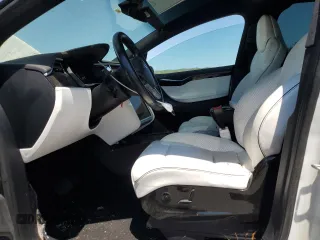 2016 Tesla Model X 70D z VIN 5YJXCAE26GF004233, wystawiony jako Copart lot #58378805 z przebiegiem 90 133 mil mil oraz Szkoda całkowita • Salvage title. Historia ofert i sprzedaży dostępna na DreamBid. Obrazek 7.