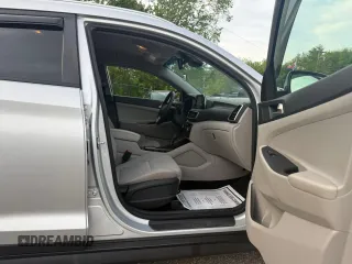 2019 Hyundai Tucson Value z VIN KM8J3CA48KU876515, wystawiony jako Copart lot #59052125 z przebiegiem 106 425 mil mil oraz Czysty tytuł • Clean title. Historia ofert i sprzedaży dostępna na DreamBid. Obrazek 5.