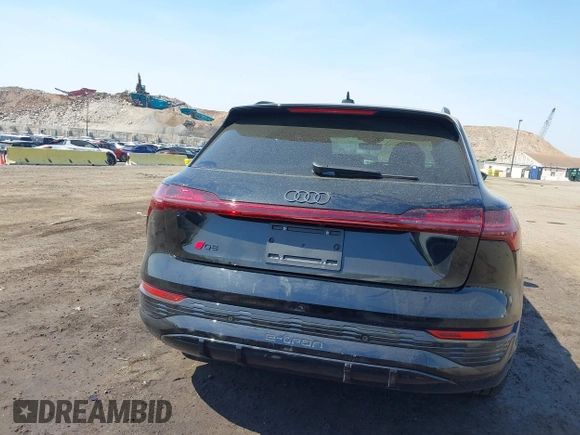 2024 Audi Q8 e-tron Prestige z VIN WA16ABGE6RB005963, wystawiony jako IAAI lot #42067970 z przebiegiem 7 113 mil mil oraz . Historia ofert i sprzedaży dostępna na DreamBid. Obrazek 16.