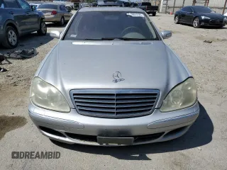 2004 Mercedes-Benz S 500 z VIN WDBNG75J74A419831, wystawiony jako Copart lot #56984295 z przebiegiem Nie podano mil oraz Czysty tytuł • Clean title. Historia ofert i sprzedaży dostępna na DreamBid. Obrazek 5.