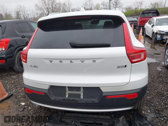2024 Volvo XC40 Plus Bright Theme z VIN YV4L12UEXR2202130, wystawiony jako IAAI lot #41876910 z przebiegiem 15 997 mil mil oraz . Historia ofert i sprzedaży dostępna na DreamBid. Obrazek 17.