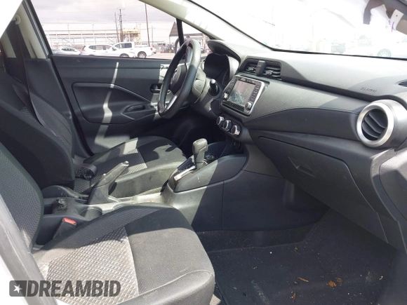 2020 Nissan Versa S z VIN 3N1CN8DVXLL882520, wystawiony jako IAAI lot #41896671 z przebiegiem 57 925 mil mil oraz . Historia ofert i sprzedaży dostępna na DreamBid. Obrazek 5.