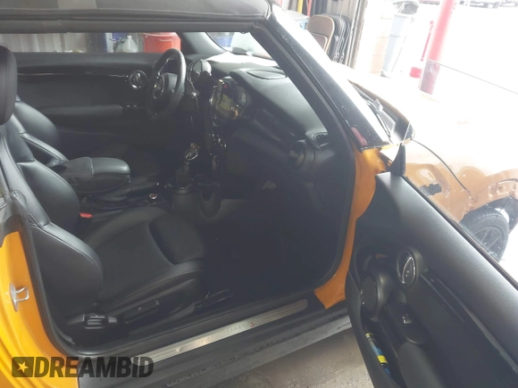 2017 MINI Convertible Cooper S z VIN WMWWG9C31H3C81428, wystawiony jako IAAI lot #42192920 z przebiegiem 75 861 mil mil oraz . Historia ofert i sprzedaży dostępna na DreamBid. Obrazek 5.