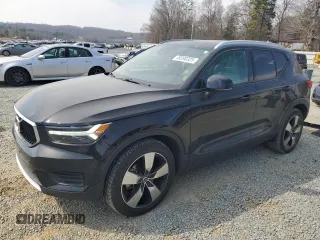 2019 Volvo XC40 Momentum z VIN YV4AC2HKXK2055105, wystawiony jako Copart lot #49390325 z przebiegiem 64 109 mil mil oraz Szkody całkowita. Historia ofert i sprzedaży dostępna na DreamBid. Obrazek 1.