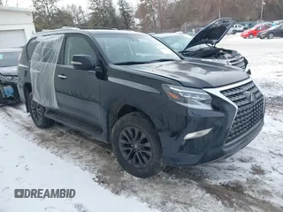 2023 Lexus GX 460 Premium z VIN JTJAM7BX9P5374953, wystawiony jako IAAI lot #41302575 z przebiegiem 8 031 mil mil oraz . Historia ofert i sprzedaży dostępna na DreamBid. Obrazek 1.