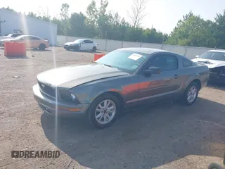 2005 Ford Mustang Deluxe z VIN 1ZVFT80N155216037, wystawiony jako IAAI lot #40280504 z przebiegiem 247 066 mil mil oraz . Historia ofert i sprzedaży dostępna na DreamBid. Obrazek 2.