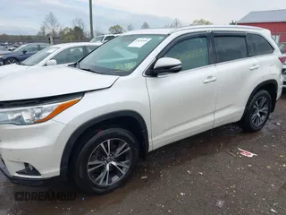 2016 Toyota Highlander XLE z VIN 5TDJKRFH4GS323202, wystawiony jako IAAI lot #42026959 z przebiegiem 135 430 mil mil oraz . Historia ofert i sprzedaży dostępna na DreamBid. Obrazek 17.
