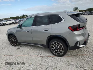 2024 BMW X1 xDrive28i z VIN WBX73EF05R5Z49203, wystawiony jako Copart lot #52685125 z przebiegiem Nie podano mil oraz Nie do naprawy • Non repairable. Historia ofert i sprzedaży dostępna na DreamBid. Obrazek 2.