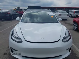 2020 Tesla Model 3 Standard Range Plus z VIN 5YJ3E1EA9LF598682, wystawiony jako IAAI lot #42247434 z przebiegiem 28 835 mil mil oraz . Historia ofert i sprzedaży dostępna na DreamBid. Obrazek 12.