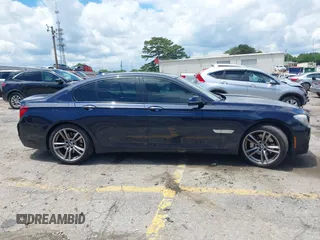 2015 BMW 7 Series 740i z VIN WBAYA6C59FD826726, wystawiony jako IAAI lot #42254240 z przebiegiem 110 006 mil mil oraz . Historia ofert i sprzedaży dostępna na DreamBid. Obrazek 13.