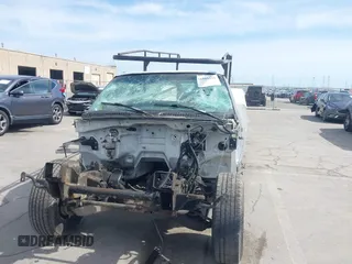 1999 Chevrolet Silverado 2500 z VIN 1GBGC24U2XE246595, wystawiony jako IAAI lot #41865596 z przebiegiem Nie podano mil oraz . Historia ofert i sprzedaży dostępna na DreamBid. Obrazek 6.