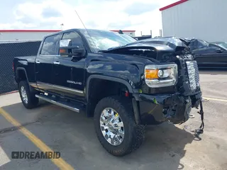 2017 GMC Sierra 2500HD Denali z VIN 1GT12UEY8HF213646, wystawiony jako IAAI lot #42129737 z przebiegiem 82 369 mil mil oraz . Historia ofert i sprzedaży dostępna na DreamBid. Obrazek 1.