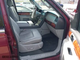 2004 Lincoln Navigator Luxury with VIN 5LMFU28R14LJ15068, listed as a IAAI auction lot 42078597 with 150,294 mi miles. Bid and sale history available at carsss.com. Image 5.