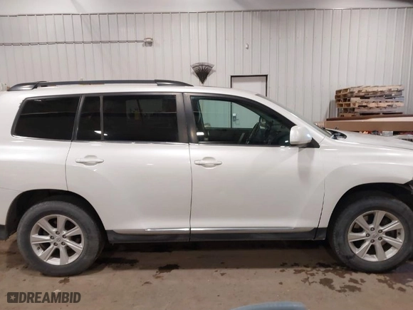 2011 Toyota Highlander with VIN 5TDBK3EH4BS083872, listed as a IAAI auction lot 41392392 with 305,143 mi miles. Bid and sale history available at carsss.com. Image 13.