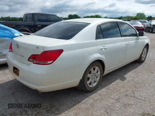 2005 Toyota Avalon XL z VIN 4T1BK36B35U008098, wystawiony jako IAAI lot #42361400 z przebiegiem 248 551 mil mil oraz . Historia ofert i sprzedaży dostępna na DreamBid. Obrazek 4.
