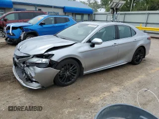 2022 Toyota Camry Hybrid XSE z VIN 4T1K31AK0NU583591, wystawiony jako Copart lot #55104495 z przebiegiem 48 686 mil mil oraz Szkoda całkowita • Salvage title. Historia ofert i sprzedaży dostępna na DreamBid. Obrazek 1.