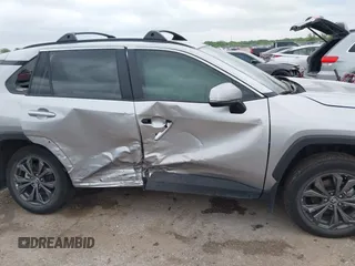 2023 Toyota RAV4 Hybrid XLE Premium z VIN 4T3B6RFV2PU138031, wystawiony jako IAAI lot #42127990 z przebiegiem 14 191 mil mil oraz . Historia ofert i sprzedaży dostępna na DreamBid. Obrazek 6.