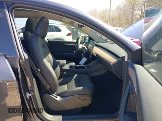 2024 Tesla Model Y Long Range z VIN 7SAYGDEE8RA262082, wystawiony jako IAAI lot #41834216 z przebiegiem 11 536 mil mil oraz . Historia ofert i sprzedaży dostępna na DreamBid. Obrazek 5.