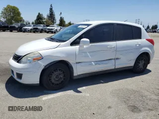 2011 Nissan Versa S z VIN 3N1BC1CP3BL466156, wystawiony jako Copart lot #57645515 z przebiegiem 216 767 mil mil oraz Szkody całkowita. Historia ofert i sprzedaży dostępna na DreamBid. Obrazek 1.