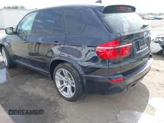 2013 BMW X5 M z VIN 5YMGY0C59DLL15891, wystawiony jako IAAI lot #41851131 z przebiegiem 96 184 mil mil oraz . Historia ofert i sprzedaży dostępna na DreamBid. Obrazek 3.