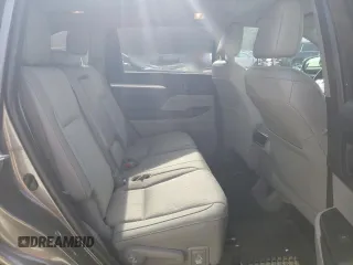 2017 Toyota Highlander LE z VIN 5TDZZRFH1HS217693, wystawiony jako Copart lot #50198455 z przebiegiem 67 912 mil mil oraz Szkoda całkowita • Salvage title. Historia ofert i sprzedaży dostępna na DreamBid. Obrazek 11.