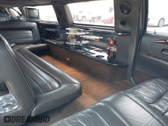 2000 Lincoln Town Car Executive with VIN 1L1FM81W7YY853277, listed as a IAAI auction lot 42533017 with 182,410 mi miles and . Bid and sale history available at DreamBid. Image 8.