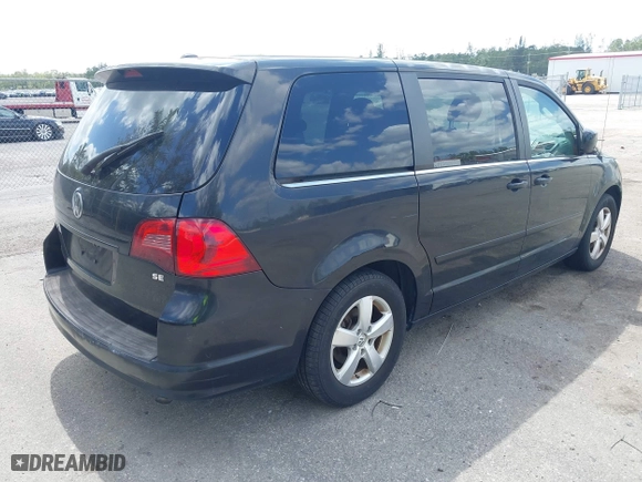 2010 Volkswagen Routan SE with VIN 2V4RW3D12AR186616, listed as a IAAI auction lot 42087154 with 90,735 mi miles. Bid and sale history available at carsss.com. Image 4.