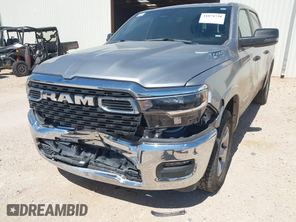 2025 Ram 1500 Big Horn z VIN 1C6SRFFP9SN581193, wystawiony jako IAAI lot #41874738 z przebiegiem 27 347 mil mil oraz . Historia ofert i sprzedaży dostępna na DreamBid. Obrazek 6.