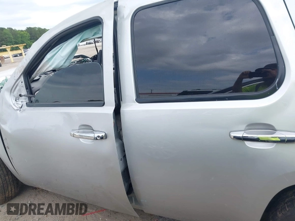 2011 GMC Yukon SLT z VIN 1GKS1CE00BR242127, wystawiony jako IAAI lot #42271949 z przebiegiem Nie podano mil oraz . Historia ofert i sprzedaży dostępna na DreamBid. Obrazek 14.