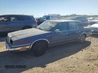 1990 Chrysler New Yorker z VIN 1C3XY66R4LD784183, wystawiony jako Copart lot #75364784 z przebiegiem 114 456 mil mil oraz Tytuł czysty. Historia ofert i sprzedaży dostępna na DreamBid. Obrazek 1.