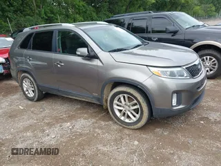 2015 Kia Sorento LX z VIN 5XYKTDA69FG644917, wystawiony jako IAAI lot #42502802 z przebiegiem 136 121 mil mil oraz . Historia ofert i sprzedaży dostępna na DreamBid. Obrazek 1.
