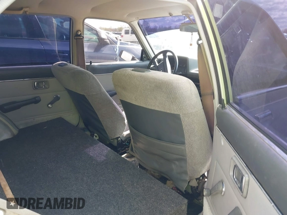 1983 Honda Civic z VIN JHMST3433DS003988, wystawiony jako IAAI lot #42069678 z przebiegiem 155 104 mil mil oraz . Historia ofert i sprzedaży dostępna na DreamBid. Obrazek 8.