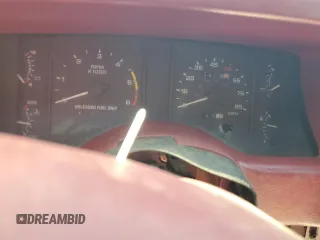 1993 Ford Mustang z VIN 1FACP44M9PF187992, wystawiony jako Copart lot #68557154 z przebiegiem 63 008 mil mil oraz Czysty tytuł • Clean title. Historia ofert i sprzedaży dostępna na DreamBid. Obrazek 9.