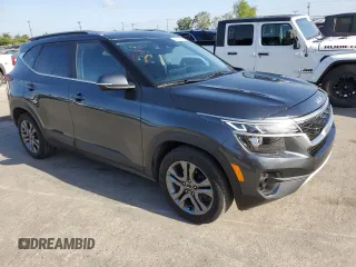 2023 Kia Seltos S z VIN KNDEU2AA1P7394185, wystawiony jako Copart lot #56978355 z przebiegiem 48 202 mil mil oraz Szkody całkowita. Historia ofert i sprzedaży dostępna na DreamBid. Obrazek 4.