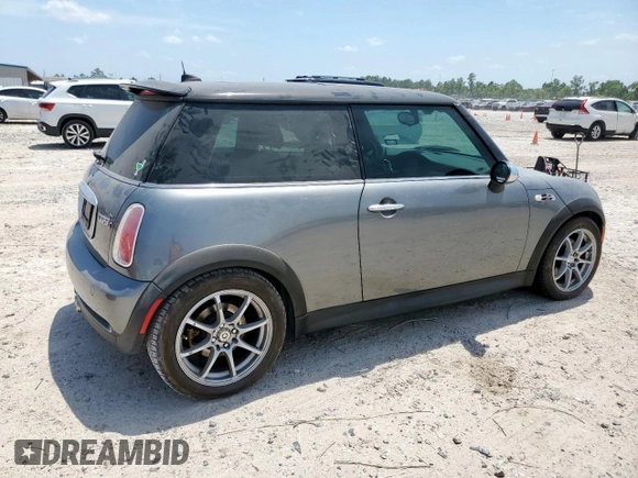 2005 MINI Hardtop S z VIN WMWRE33435TG95329, wystawiony jako Copart lot #56890015 z przebiegiem 47 985 mil mil oraz Czysty tytuł • Clean title. Historia ofert i sprzedaży dostępna na DreamBid. Obrazek 3.