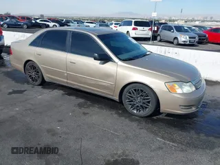 2001 Toyota Avalon XL w/Bucket Seats with VIN 4T1BF28BX1U117793, listed as a IAAI auction lot 42165172 with 247,435 mi miles. Bid and sale history available at carsss.com. Image 1.