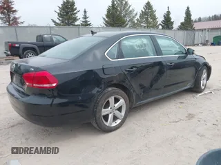 2015 Volkswagen Passat Limited Edition Edition z VIN 1VWAT7A31FC118947, wystawiony jako IAAI lot #41947890 z przebiegiem 156 435 mil mil oraz . Historia ofert i sprzedaży dostępna na DreamBid. Obrazek 4.
