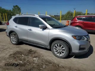 2017 Nissan Rogue SV z VIN KNMAT2MT0HP573690, wystawiony jako Copart lot #56363335 z przebiegiem 177 919 mil mil oraz Czysty tytuł • Clean title. Historia ofert i sprzedaży dostępna na DreamBid. Obrazek 4.