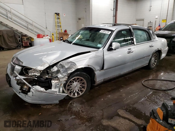 2002 Lincoln Town Car Signature z VIN 1LNHM82W02Y665486, wystawiony jako Copart lot #41381275 z przebiegiem Nie podano mil oraz Szkoda całkowita • Salvage title. Historia ofert i sprzedaży dostępna na DreamBid. Obrazek 1.