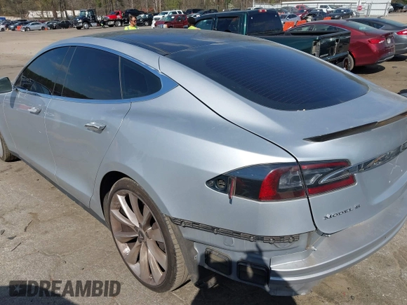 2014 Tesla Model S 60 z VIN 5YJSA1H16EFP28486, wystawiony jako IAAI lot #41887484 z przebiegiem 99 271 mil mil oraz . Historia ofert i sprzedaży dostępna na DreamBid. Obrazek 3.