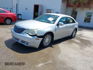 2008 Chrysler Sebring Touring z VIN 1C3LC56K58N267552, wystawiony jako IAAI lot #42273582 z przebiegiem 137 007 mil mil oraz . Historia ofert i sprzedaży dostępna na DreamBid. Obrazek 2.