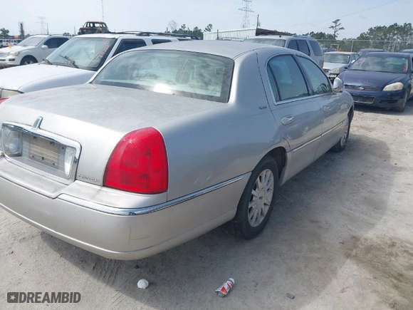 2007 Lincoln Town Car Signature with VIN 1LNHM81V27Y604530, listed as a IAAI auction lot 41757985 with NaN miles. Bid and sale history available at carsss.com. Image 4.