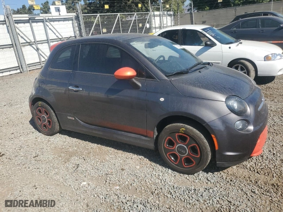2015 FIAT 500e with VIN 3C3CFFGE2FT561560, listed as a Copart auction lot 77210834 with 44,235 mi miles and Salvage Title. Bid and sale history available at carsss.com. Image 4.