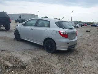 2009 Toyota Matrix S z VIN 2T1KE40E49C006934, wystawiony jako IAAI lot #42076361 z przebiegiem 151 944 mil mil oraz . Historia ofert i sprzedaży dostępna na DreamBid. Obrazek 3.