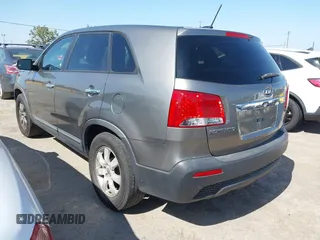 2012 Kia Sorento LX z VIN 5XYKT4A13CG286746, wystawiony jako IAAI lot #42427794 z przebiegiem 233 627 mil mil oraz . Historia ofert i sprzedaży dostępna na DreamBid. Obrazek 3.