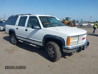 1993 GMC Suburban z VIN 1GKGK26N9PJ724480, wystawiony jako IAAI lot #42356513 z przebiegiem 132 704 mil mil oraz . Historia ofert i sprzedaży dostępna na DreamBid. Obrazek 1.