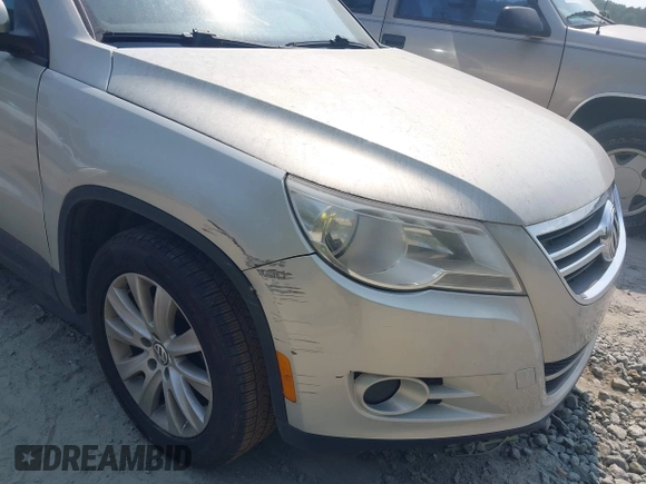 2010 Volkswagen Tiguan Wolfsburg Edition z VIN WVGAV7AX4AW516107, wystawiony jako IAAI lot #42399809 z przebiegiem 91 780 mil mil oraz . Historia ofert i sprzedaży dostępna na DreamBid. Obrazek 6.